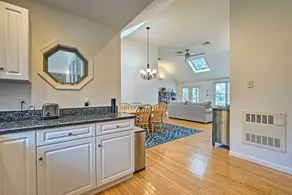 Waterfront Falmouth Home w/ Dock on Jenkins Pond! - Interiör