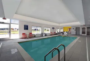 Tru by Hilton Stoughton - Piscina