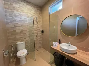 East Marina Guesthouse - Bathroom