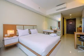 Cozy Living And Spacious Studio At 28Th Floor Kemang Village Apartment - Room