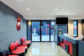 Avenue Residence - Lobby sitting area