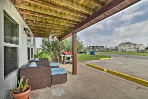 Rockport Bayfront Studio w/ Patio: 'Casa Familia' - Interior