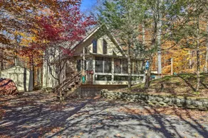 1 Mi to Arrowhead Lake: Pocono Home w/ Fire Pit - Innvendig