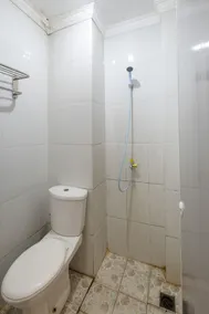 Hotel O Cibubur Near Cibubur Junction Formerly Comfort Residence - Bathroom