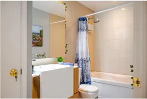 HostlyStays Luxury Suites - Bathroom