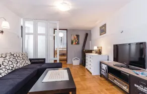 Stunning Home in Novi Vinodolski With 2 Bedrooms - Wohnzimmer