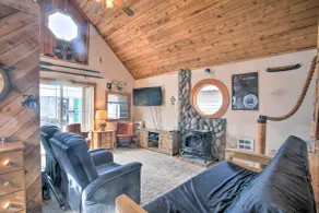 Serenity at Scenic Bay: Floating Cottage w/ Views! - Innvendig