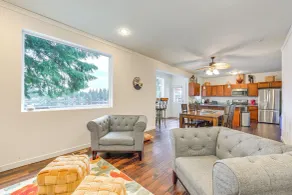 Lakefront Gem w/ Deck & Grill in Shelton - Innvendig