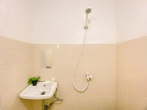 Best Strategic 2BR Apartment at Green Palm Residence By Travelio - Badezimmer