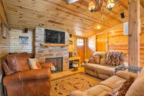 Bartlesville Cabin w/ Pool, Hot Tub & Trampoline! - Interiør
