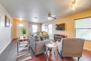 Private Yard & Patio: Fort Worth Family Home - Innvendig