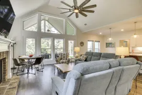 Lakefront Mccormick Retreat w/ Patio & Views - Innvendig