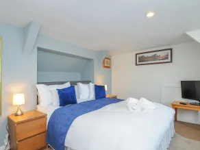 Stone's Throw Cottage - Room