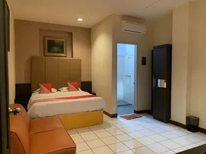 Hotel O Penginapan Fauziah Syariah Near Mesjid Taqwa Mamminasae - Værelse