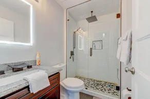 Remodeled and Inviting Free EV - Badrum
