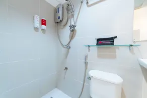 RedDoorz Plus near SM Lanang Davao - Baño