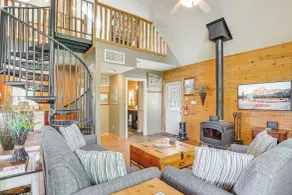 Hillside Cabin on 43 Acres w/ Private Lake & View! - Interiør