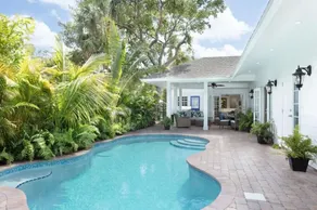 Luxuriöse gehobene Ferienhaus mit eigenem Pool Minuten von der Innenstadt und dem Strand - Pool