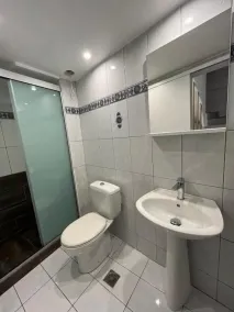 Malia Beelight - Family & Groups - Bathroom