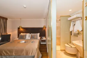 Darkmen Hotel - Room