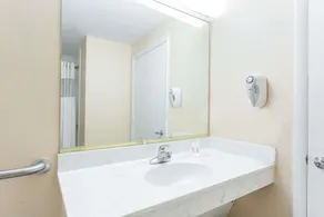 Super 8 by Wyndham Hull Street Midlothian Richmond Area - Salle de bain