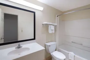 Super 8 by Wyndham Cleveland - Salle de bain