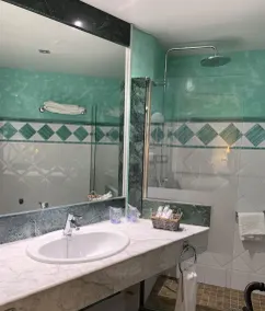Hotel Santo Domingo Lucena - Bathroom