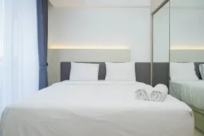 Relax and Comfy with Pool View at Studio West Vista Apartment By Travelio - Zimmer