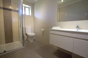 Blue Whale Motor Inn & Apartments - Bathroom