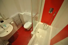 The Courtyard 2 Bedroom Apartments in Central Windsor with Parking - Bad