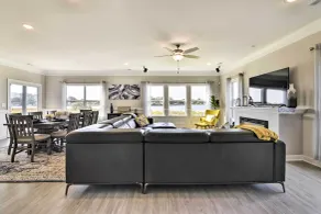 Waterfront Paradise w/ Deck ~ 1/2 Mi to Beach - Interiør