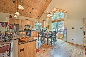 Fire Pit, Deck & Grill: Serene Prescott Cabin! - Innenbereich