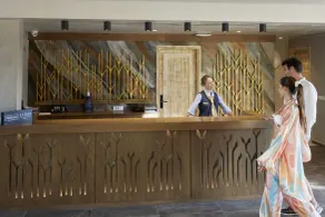 Sea Breeze Santorini Beach Resort, Curio Collection Hilton - Rezeption