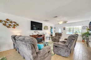 NY! Färgglada Canalfront Home w / Boat Dock & Yard! - Interiör