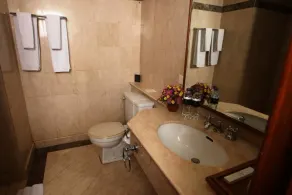 Makassar Golden Hotel - Bathroom