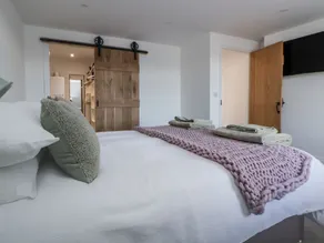 10 South Street - Camera