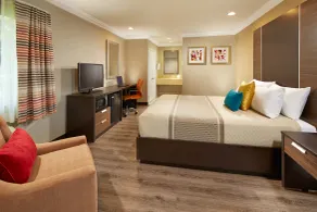 Eden Roc Inn & Suites near the Maingate - Room