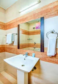 Via Hemkunt Residency - Nr Yatharth Super Speciality Hospital - Noida 110 - Casa de banho