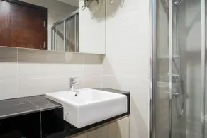 Relax and Comfy with Pool View at Studio West Vista Apartment By Travelio - Badezimmer