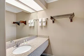 Super 8 by Wyndham Knoxville East - Bathroom
