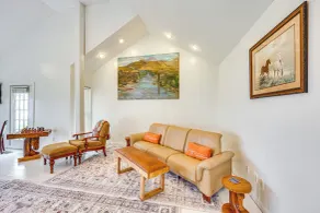 Walk to Lake Chicot: Cottage w/ Yard & Views! - Intérieur