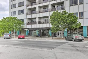 7th-floor Omaha Condo w/ Balcony & Park Views - Intérieur