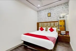 HOTEL SAROVAR INN - Room