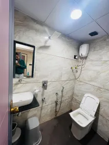 4 Ever Hotel - Surat - Badrum