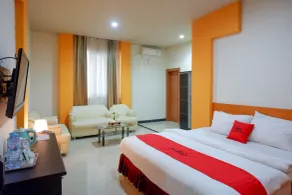 RedDoorz Plus @ Cameloan Hotel Palu - Room