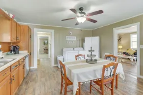 2 Mi to Lake: Lineville Farmhouse w/ Fire Pit - Interiør