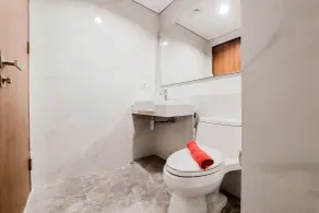Gorgeous 1BR Apartment at The Smith Alam Sutera By Travelio - Badezimmer