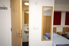 Perth Youth Hostel and Apartments - Baño