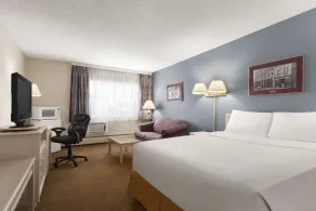 Travelodge by Wyndham Calgary South - Room