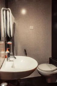 The Signature Inn Hotel - Bathroom